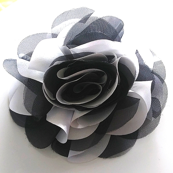 Large Black white rose pin hairclip - Picture 1 of 1
